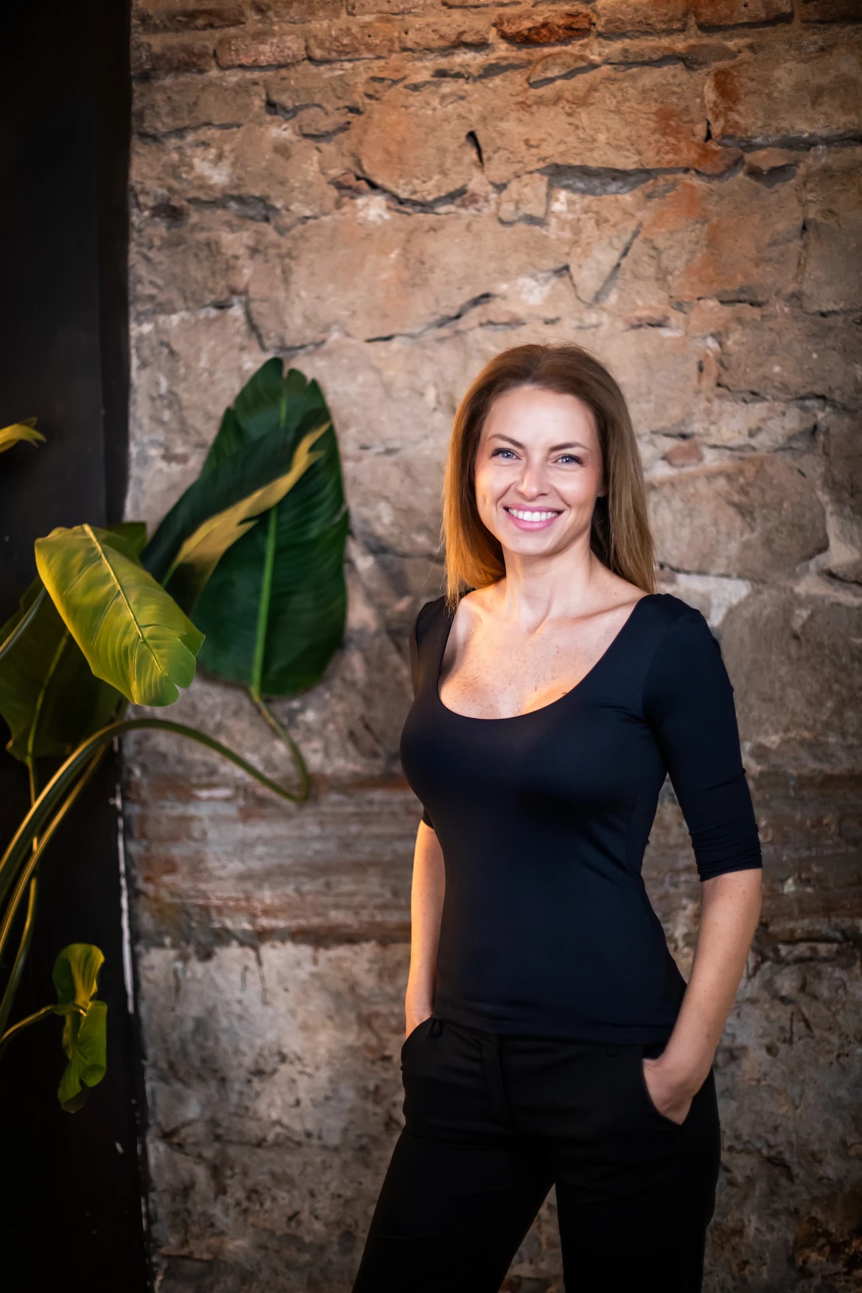 Retrato de Adina Harnagea con micrófono